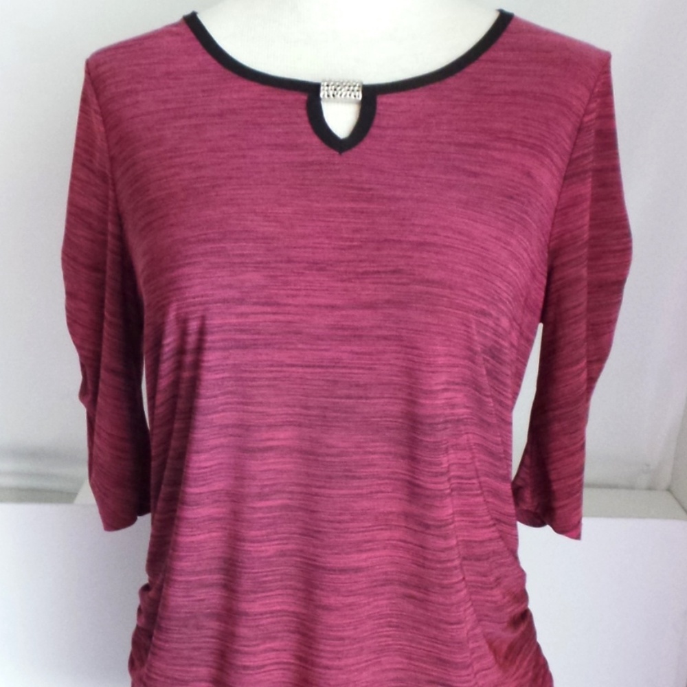 Blouse, scrunched sleeves and sides maroon brooch